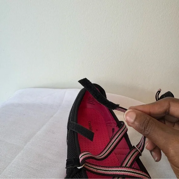 Croft & Barrow Sz 6.5 Women's Black & Pink Sporty Shoes 0003 - Picture 13 of 13